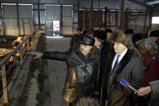 Виктор Зимин посетил молочное производство в Ширинском районе