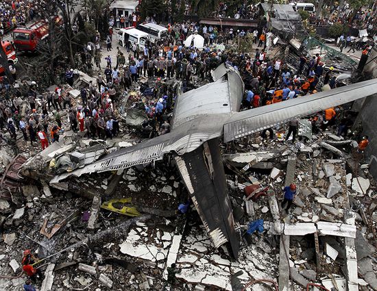 Авиакатастрофа в Индонезии. Фото: Roni Bintang / Reuters