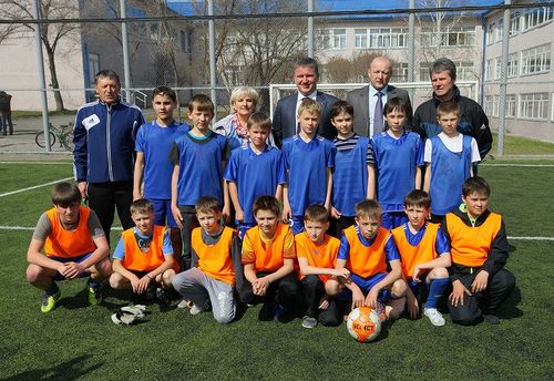 Евгений Дод с командой по футболу