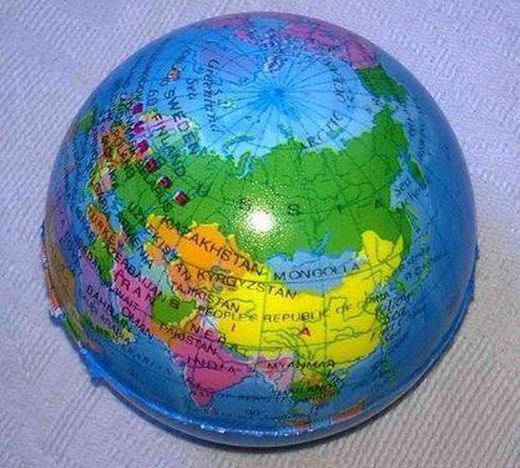 Глобус производства КНР с Украиной и Аляской в составе РФ