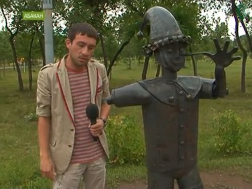 Скульптура Буратино в Комсомольском парке Абакане