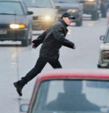 Гражданина перешел дорогу в неположенном месте. Гражданина перешел дорогу в неположенном месте. Нарушение правил дорожного движения. Пешеход нарушает. Гражданина перешел дорогу в неположенном месте.