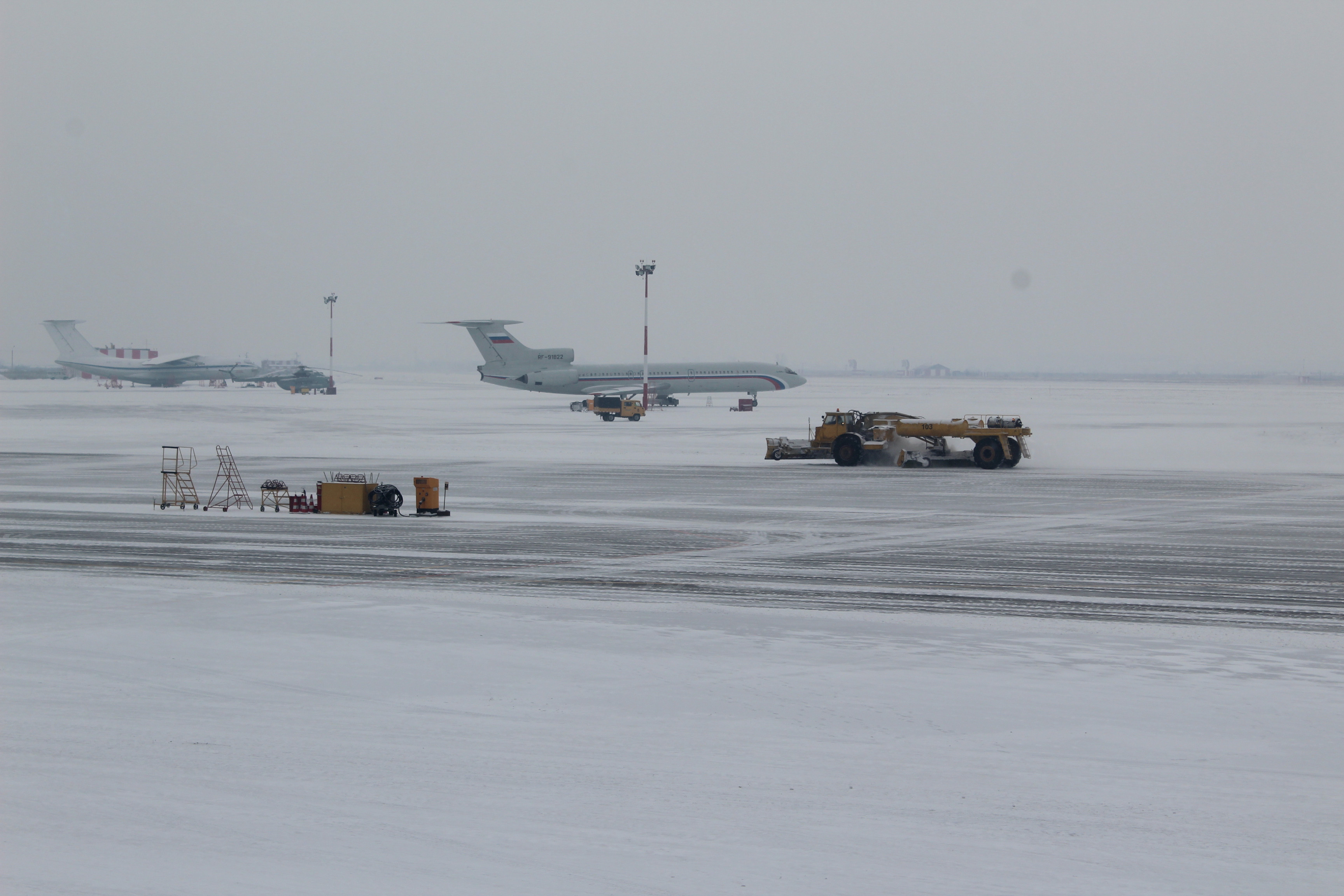 Аэропорт абакана вылет. Аэропорт Абакан самолёты. Аэропорт в снегу. Снегопад в аэропорту. Сильный снегопад самолет.