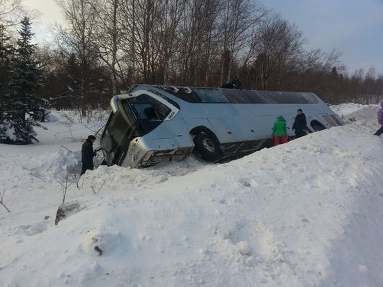 На трассе "Енисей" опрокинулся автобус