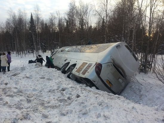 На трассе "Енисей" опрокинулся автобус