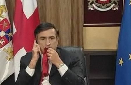 Саакшвили ест галстук 