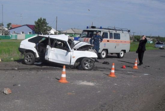 Врезался в автобусную остановку