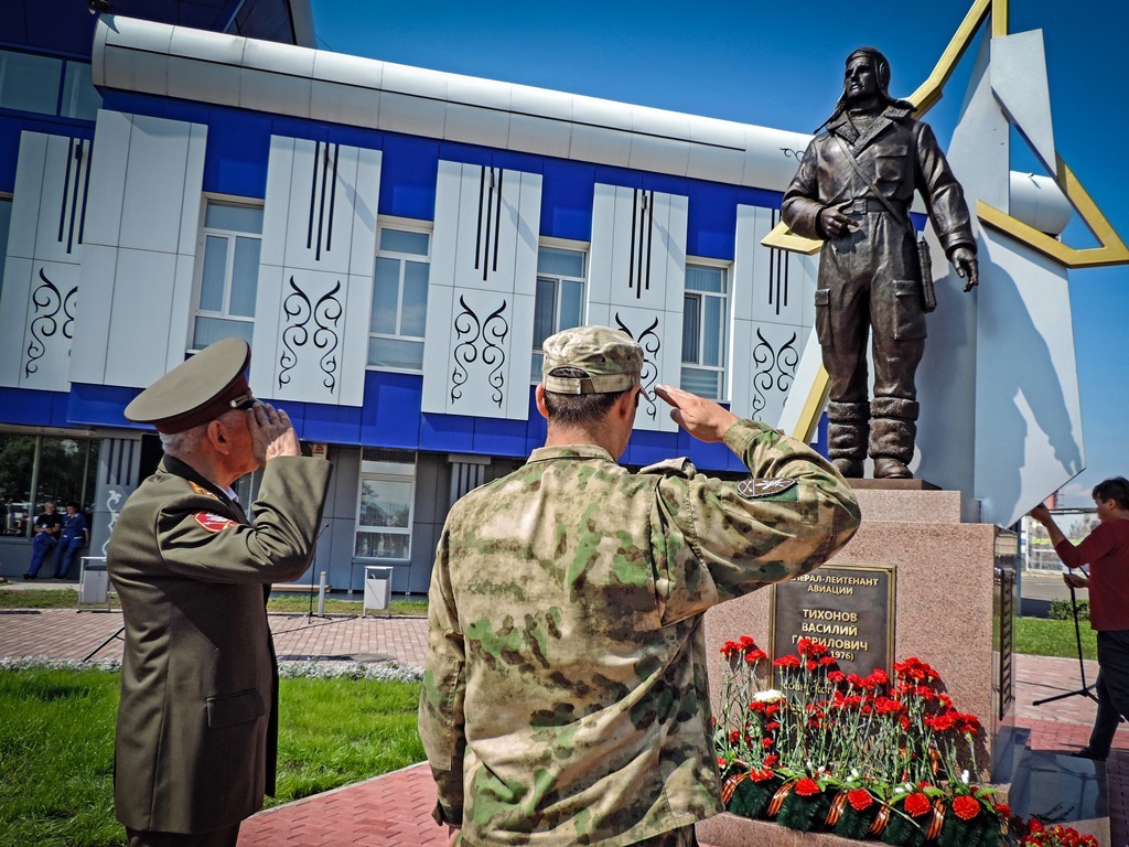 В аэропорту Абакана открыли памятник Герою Советского Союза Василию  Тихонову, чье имя носит воздушная гавань - Агентство Информационных  Сообщений