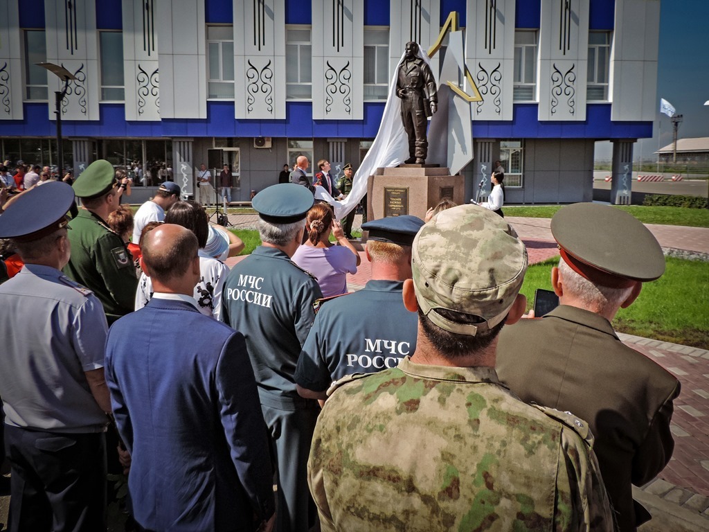 В аэропорту Абакана открыли памятник Герою Советского Союза Василию  Тихонову, чье имя носит воздушная гавань - Агентство Информационных  Сообщений