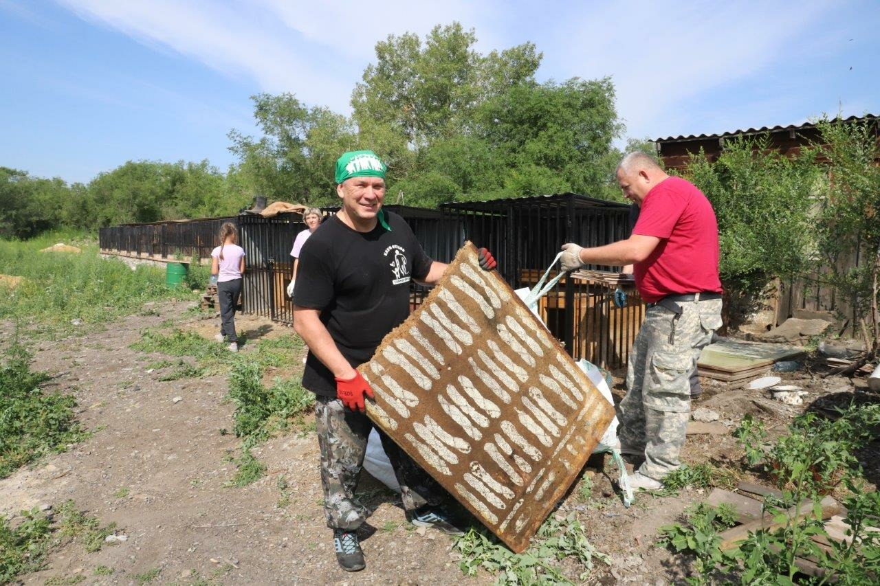 Волонтеры РУСАЛа провели субботник в саяногорском приюте «Кот и Пес» |  09.07.2024 | Абакан - БезФормата