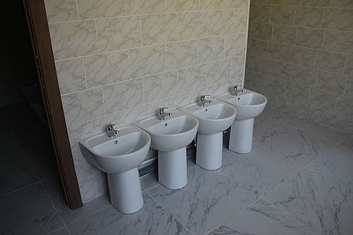 Алексей Лемин отметил, что ускоренные темпы достигнуты благодаря слаженной работе команды и эффективному использованию ресурсов. На объекте ежедневно задействовано необходимое количество специалистов разных профилей. Подрядная организация, выполняющая капитальный ремонт, – ООО «Сибстрой».