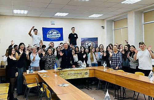 Встреча с Студенты Встреча с директором заповедника «Хакасский» Виктором Непомнящим. Фото пресс-службы ХГУ им. Н.Ф. Катанова Встреча с Студенты Встреча с директором заповедника «Хакасский» Виктором Непомнящим. Фото пресс-службы ХГУ им. Н.Ф. Катанова