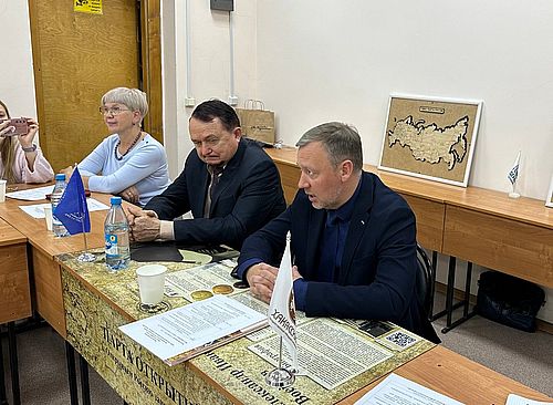 Встреча с Студенты Встреча с директором заповедника «Хакасский» Виктором Непомнящим. Фото пресс-службы ХГУ им. Н.Ф. Катанова Встреча с Студенты Встреча с директором заповедника «Хакасский» Виктором Непомнящим. Фото пресс-службы ХГУ им. Н.Ф. Катанова